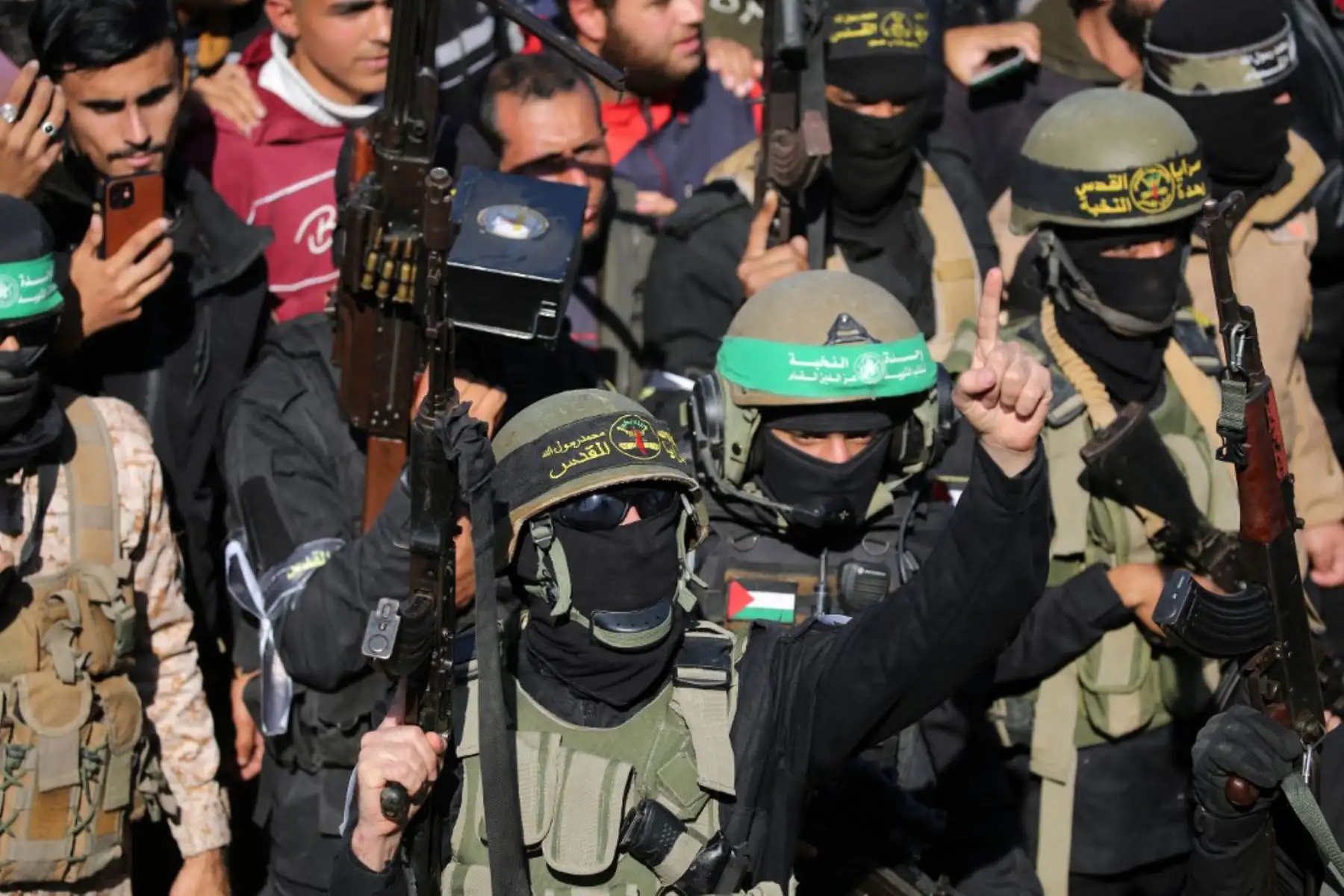 El grupo militante palestino Jihad Islámica y de Hamas vigilan un área mientras se preparan para entregar rehenes israelíes y tailandeses a un equipo de la Cruz Roja en Khan Yunis. Foto: AFP
