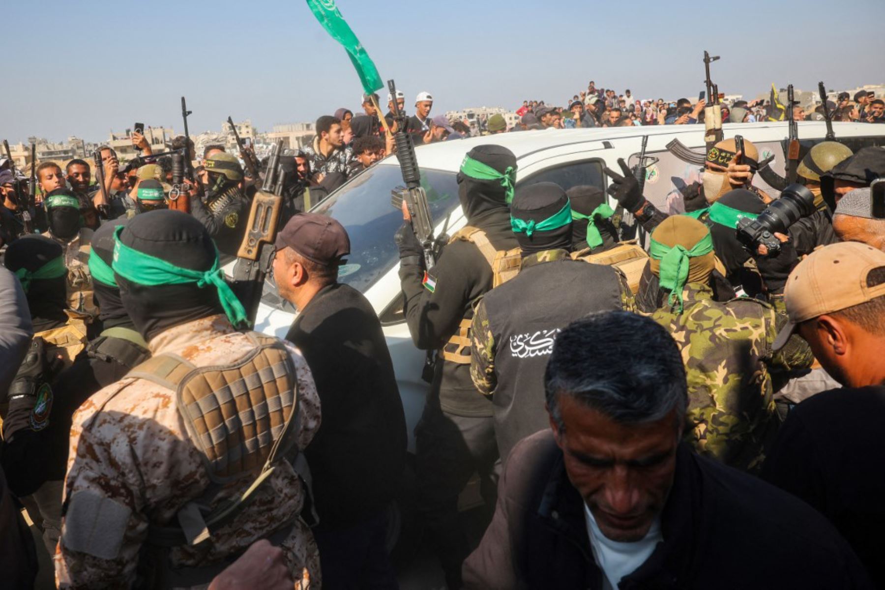 El grupo militante palestino Jihad Islámica y de Hamas vigilan un área mientras se preparan para entregar rehenes israelíes y tailandeses a un equipo de la Cruz Roja en Khan Yunis. Foto: AFP