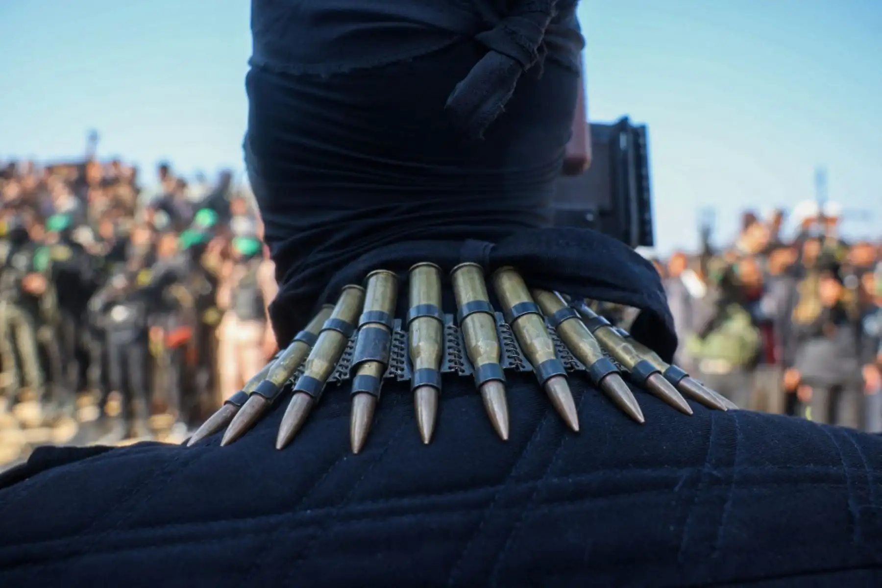 El grupo militante palestino Jihad Islámica y de Hamas vigilan un área mientras se preparan para entregar rehenes israelíes y tailandeses a un equipo de la Cruz Roja en Khan Yunis. Foto: AFP