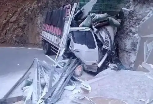 El conductor de un camión perdió la vida tras protagonizar un accidente de tránsito en la carretera Central, en el tramo Pasco - Tarma.