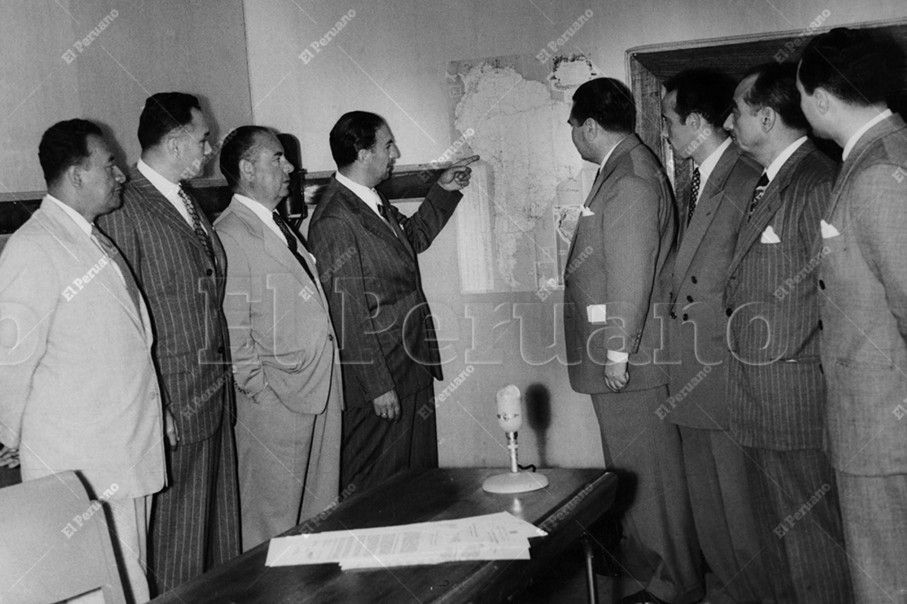 Lima - 25 octubre 1951 / En los estudios de Radio Nacional del Perú se firmó el acta de la fundación de la Cadena Interamericana Deportiva de Emisoras Oficiales. Foto: Archivo Histórico de El Peruano