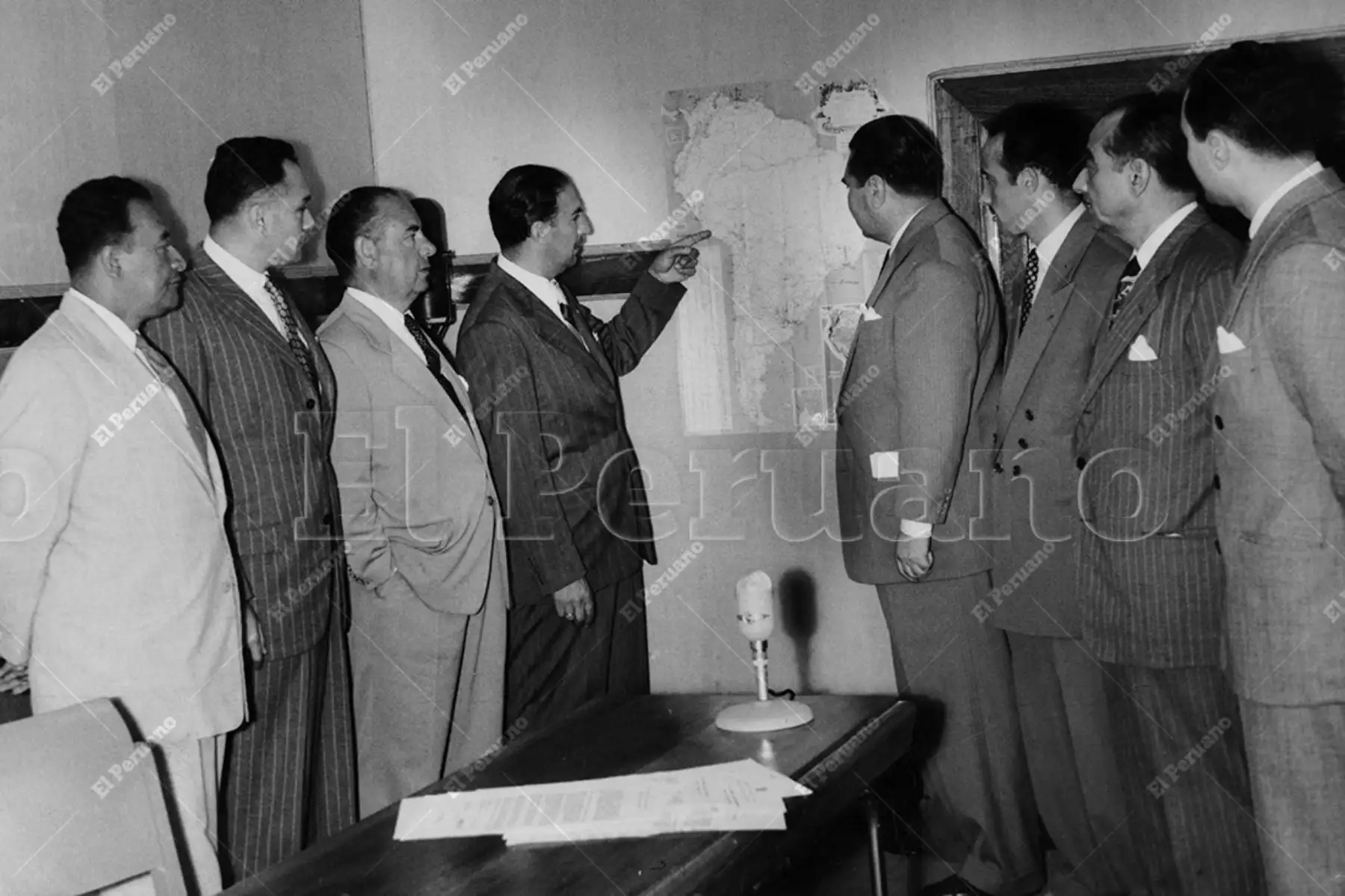 Lima - 25 octubre 1951 / En los estudios de Radio Nacional del Perú se firmó el acta de la fundación de la Cadena Interamericana Deportiva de Emisoras Oficiales. Foto: Archivo Histórico de El Peruano