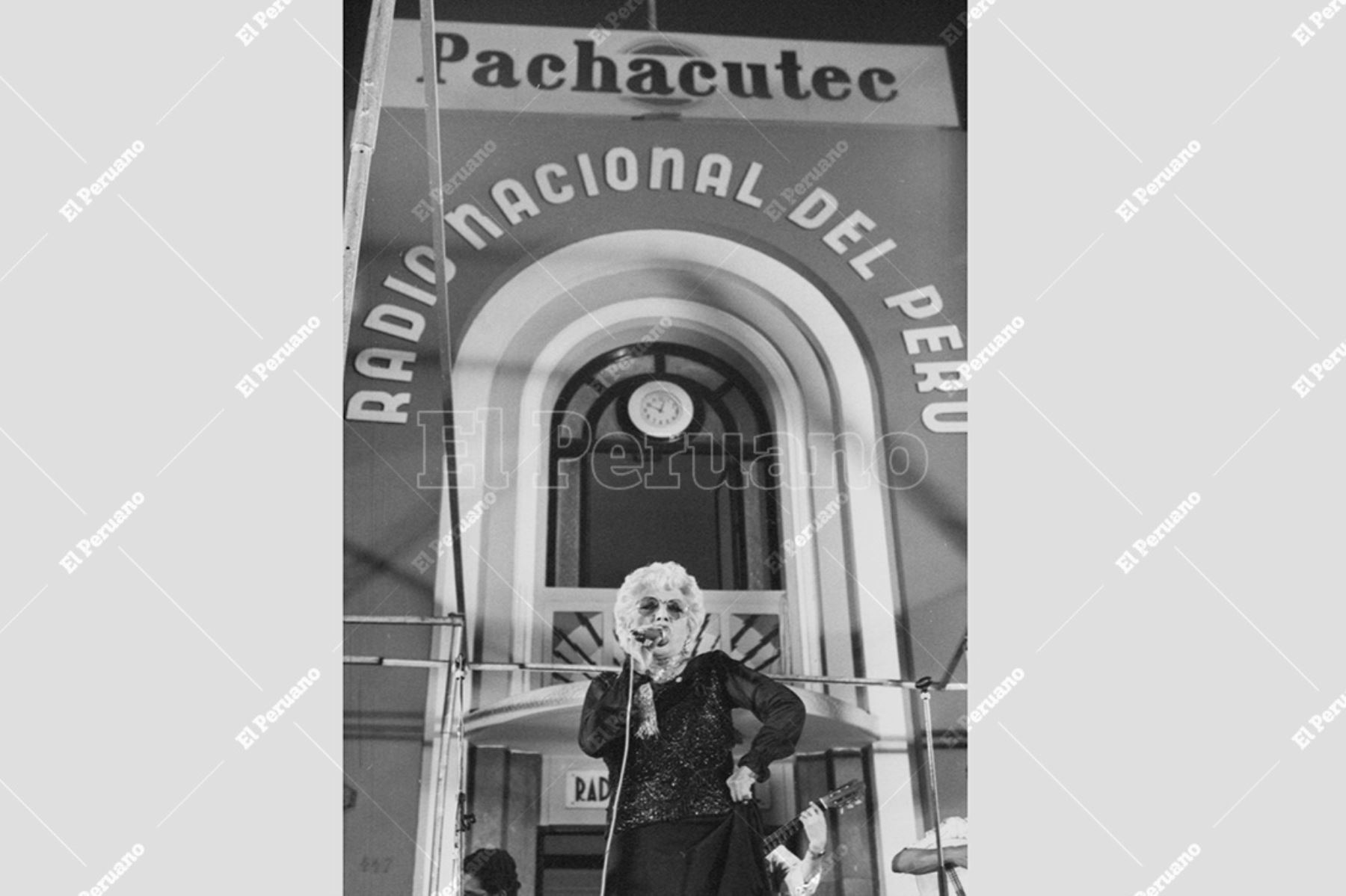 Lima- 29 enero 1990 / Cantante Jesús Vásquez en el concierto de por el aniversario de Radio Nacional del Perú. Foto: Archivo Histórico de El Peruano / Orlando Adrianzén