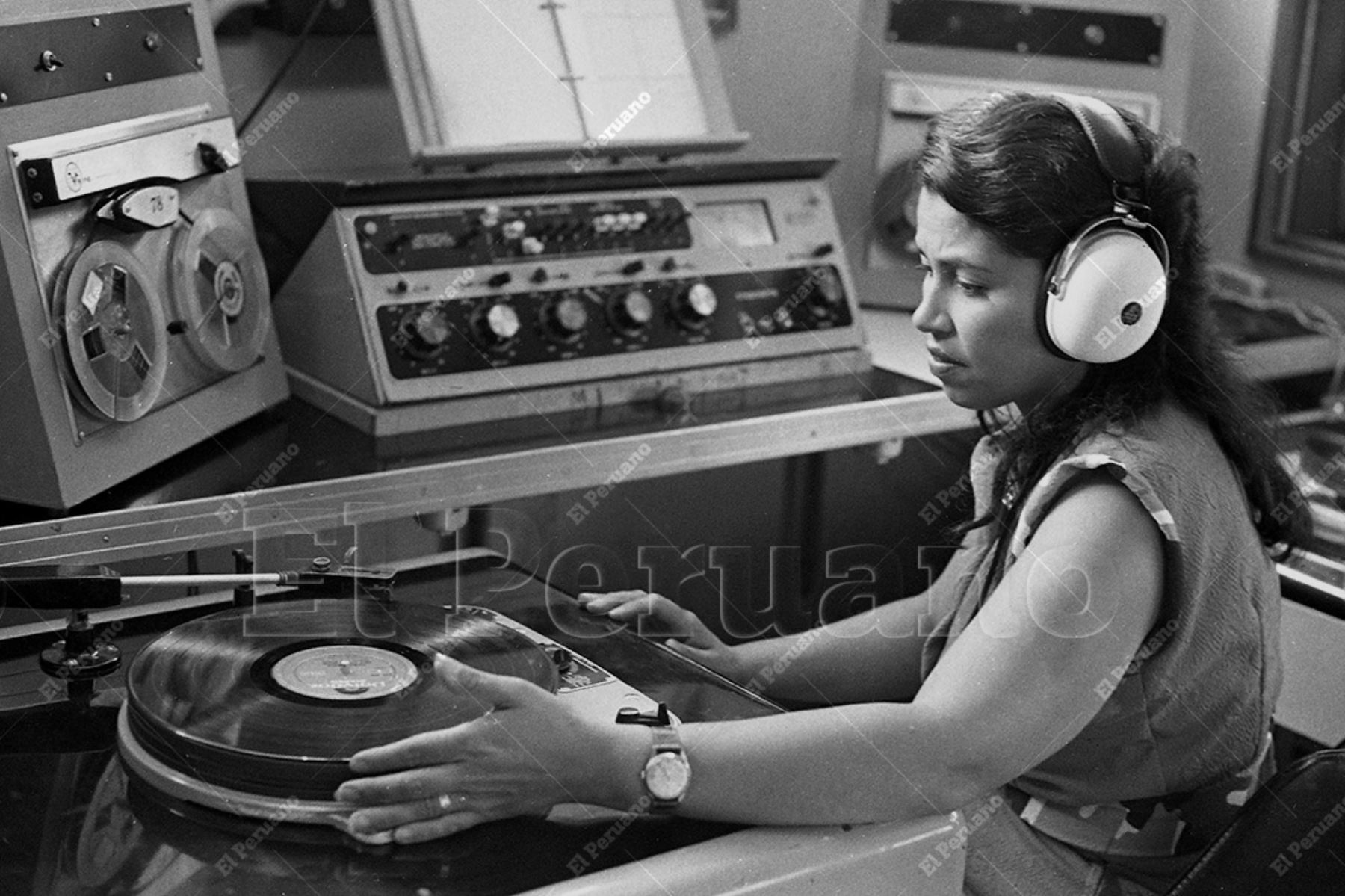 Lima - 2 enero 1975 / Operadora de Radio Nacional del Perú. Foto: Archivo Histórico de El Peruano / Bernabé Wong