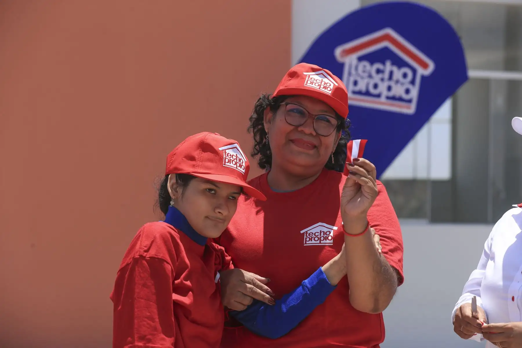 La presidenta de la república, Dina Boluarte, participa en la ceremonia de entrega de llaves del Proyecto Villa Primavera - IV Etapa, en Moquegua. 
Foto: ANDINA/Prensa Presidencia