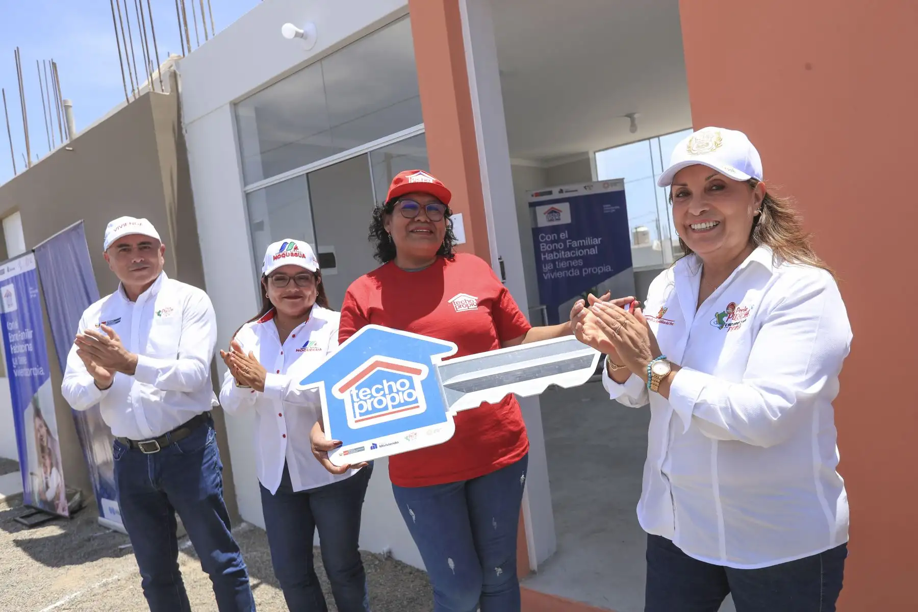La presidenta de la república, Dina Boluarte, participa en la ceremonia de entrega de llaves del Proyecto Villa Primavera - IV Etapa, en Moquegua. 
Foto: ANDINA/Prensa Presidencia