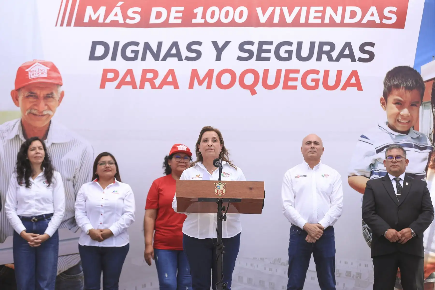 La presidenta de la república, Dina Boluarte, participa en la ceremonia de entrega de llaves del Proyecto Villa Primavera - IV Etapa, en Moquegua. 
Foto: ANDINA/Prensa Presidencia