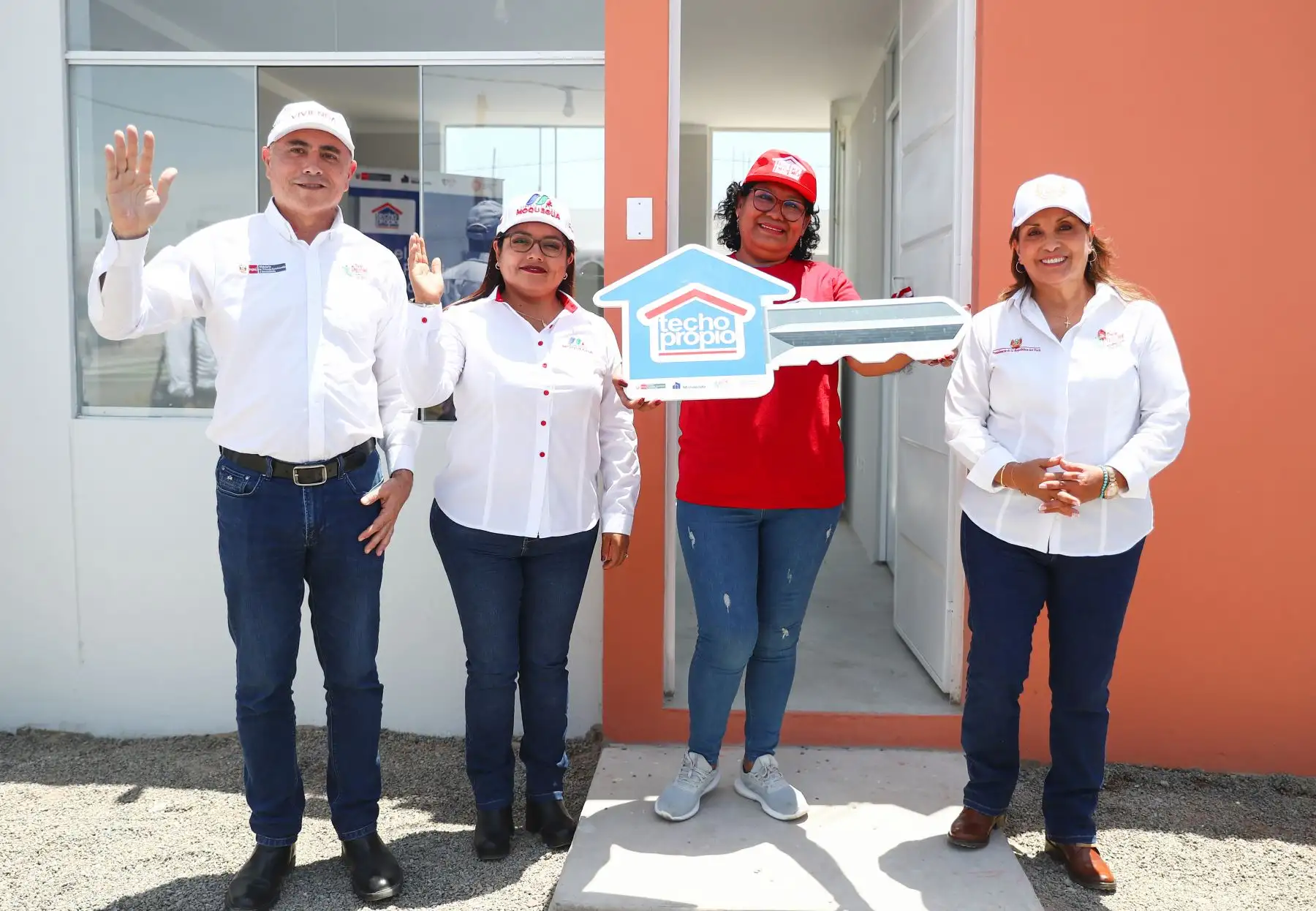 La presidenta de la república, Dina Boluarte, participa en la ceremonia de entrega de llaves del Proyecto Villa Primavera - IV Etapa, en Moquegua. 
Foto: ANDINA/Prensa Presidencia