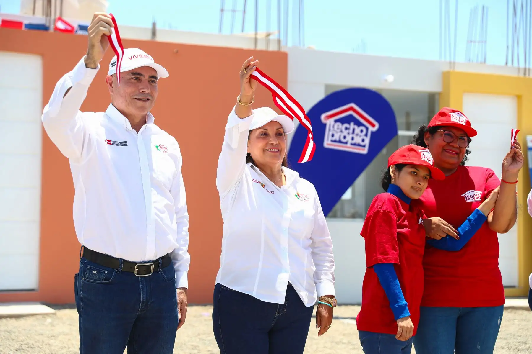 La presidenta de la república, Dina Boluarte, participa en la ceremonia de entrega de llaves del Proyecto Villa Primavera - IV Etapa, en Moquegua. 
Foto: ANDINA/Prensa Presidencia