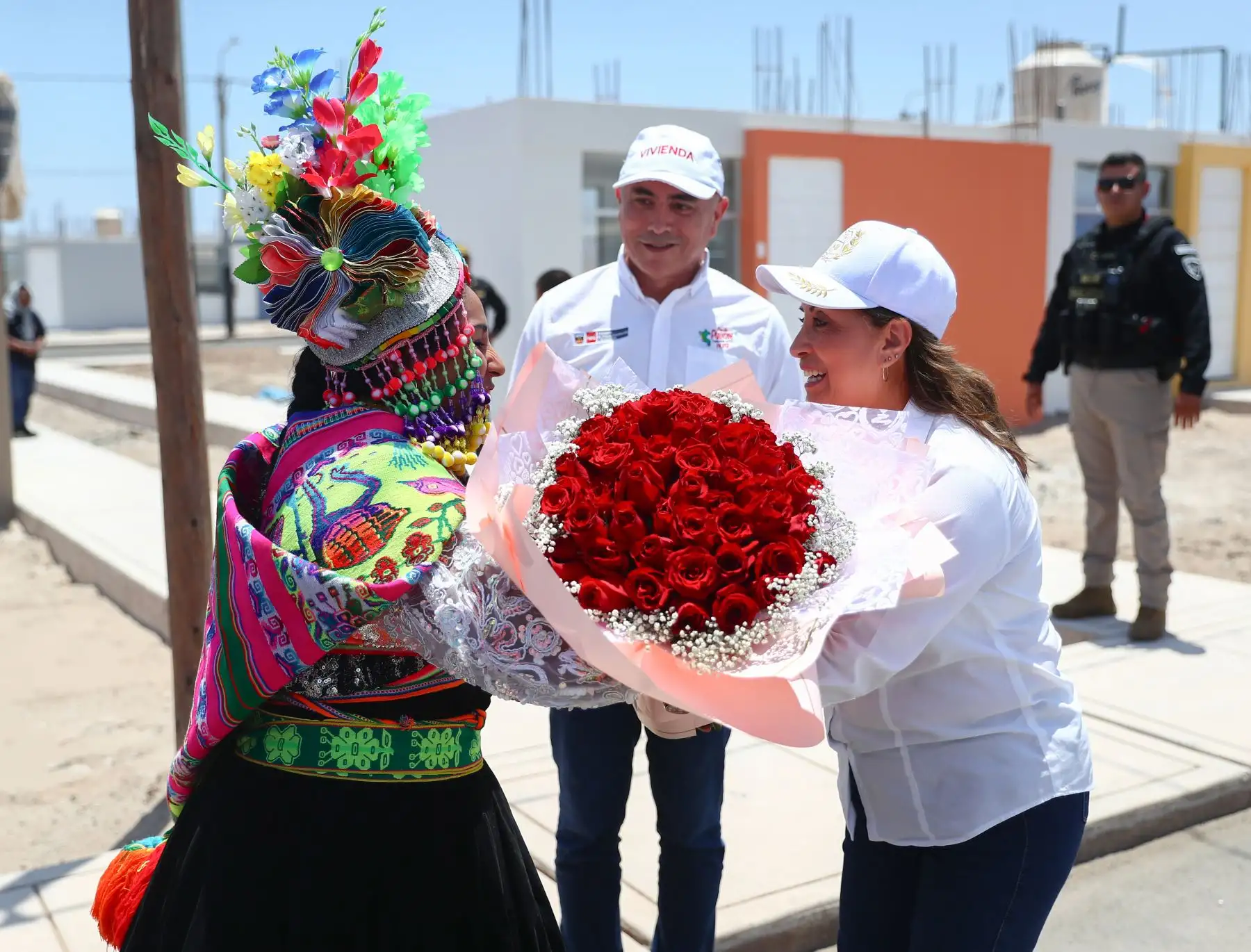 La presidenta de la república, Dina Boluarte, participa en la ceremonia de entrega de llaves del Proyecto Villa Primavera - IV Etapa, en Moquegua. 
Foto: ANDINA/Prensa Presidencia
