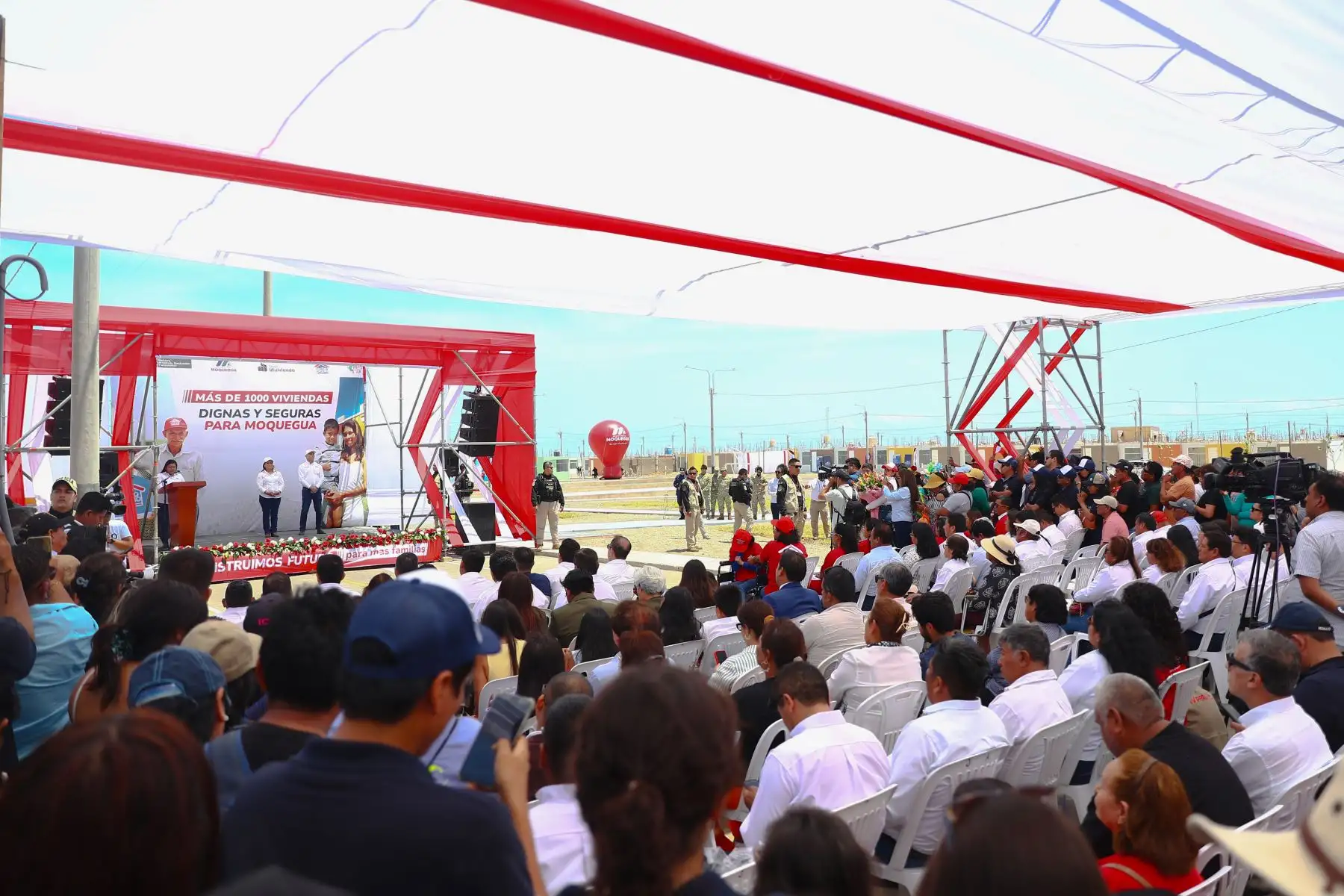 La presidenta de la república, Dina Boluarte, participa en la ceremonia de entrega de llaves del Proyecto Villa Primavera - IV Etapa, en Moquegua. 
Foto: ANDINA/Prensa Presidencia