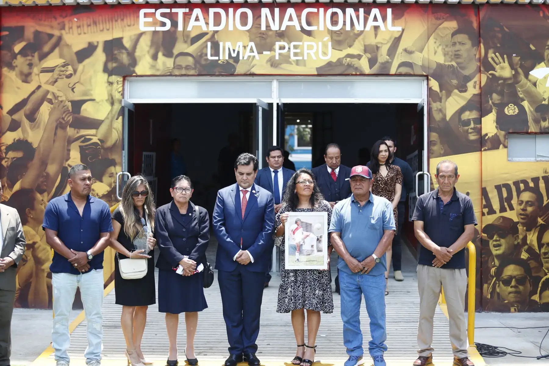 Desde el Salón de las Américas del Estadio Nacional de Lima, se le rindió un sentido homenaje al destacado futbolista Hugo "Cholo" Sotil, conmemorando el primer mes de su fallecimiento, y en donde estuvieron presentes su familia, ex futbolistas, amigos y representantes del Instituto Peruano del Deporte (IPD). Foto: ANDINA/Daniel Bracamonte