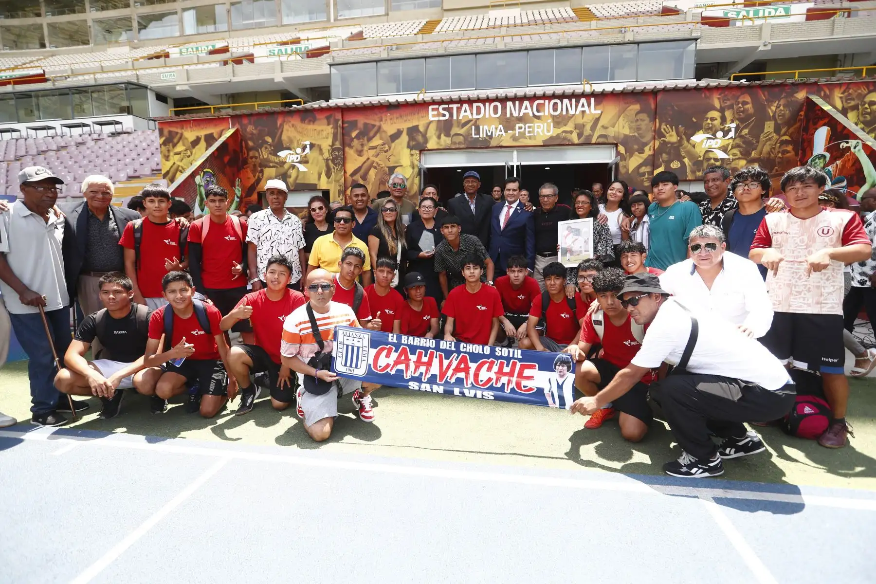 Desde el Salón de las Américas del Estadio Nacional de Lima, se le rindió un sentido homenaje al destacado futbolista Hugo "Cholo" Sotil, conmemorando el primer mes de su fallecimiento, y en donde estuvieron presentes su familia, ex futbolistas, amigos y representantes del Instituto Peruano del Deporte (IPD). Foto: ANDINA/Daniel Bracamonte