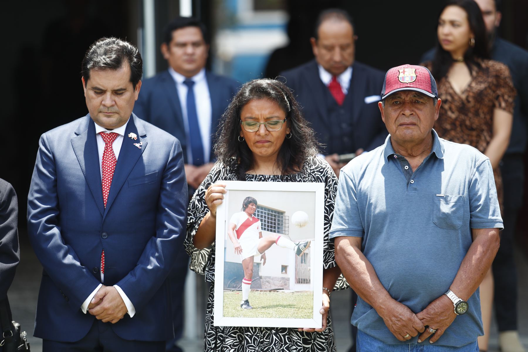 Desde el Salón de las Américas del Estadio Nacional de Lima, se le rindió un sentido homenaje al destacado futbolista Hugo "Cholo" Sotil, conmemorando el primer mes de su fallecimiento, y en donde estuvieron presentes su familia, ex futbolistas, amigos y representantes del Instituto Peruano del Deporte (IPD). Foto: ANDINA/Daniel Bracamonte