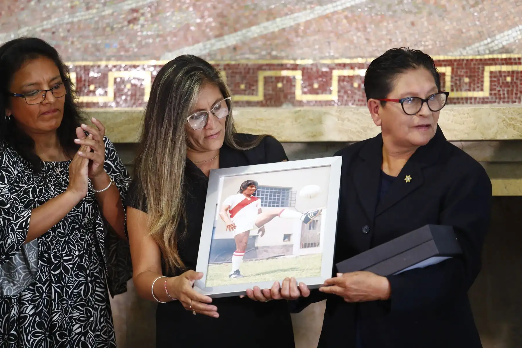 Desde el Salón de las Américas del Estadio Nacional de Lima, se le rindió un sentido homenaje al destacado futbolista Hugo "Cholo" Sotil, conmemorando el primer mes de su fallecimiento, y en donde estuvieron presentes su familia, ex futbolistas, amigos y representantes del Instituto Peruano del Deporte (IPD). Foto: ANDINA/Daniel Bracamonte