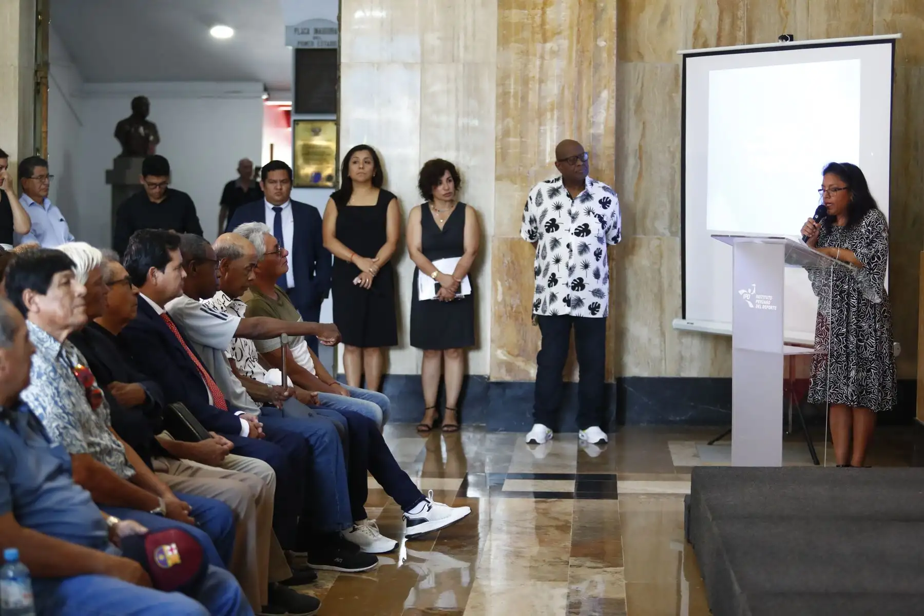 Desde el Salón de las Américas del Estadio Nacional de Lima, se le rindió un sentido homenaje al destacado futbolista Hugo "Cholo" Sotil, conmemorando el primer mes de su fallecimiento, y en donde estuvieron presentes su familia, ex futbolistas, amigos y representantes del Instituto Peruano del Deporte (IPD). Foto: ANDINA/Daniel Bracamonte