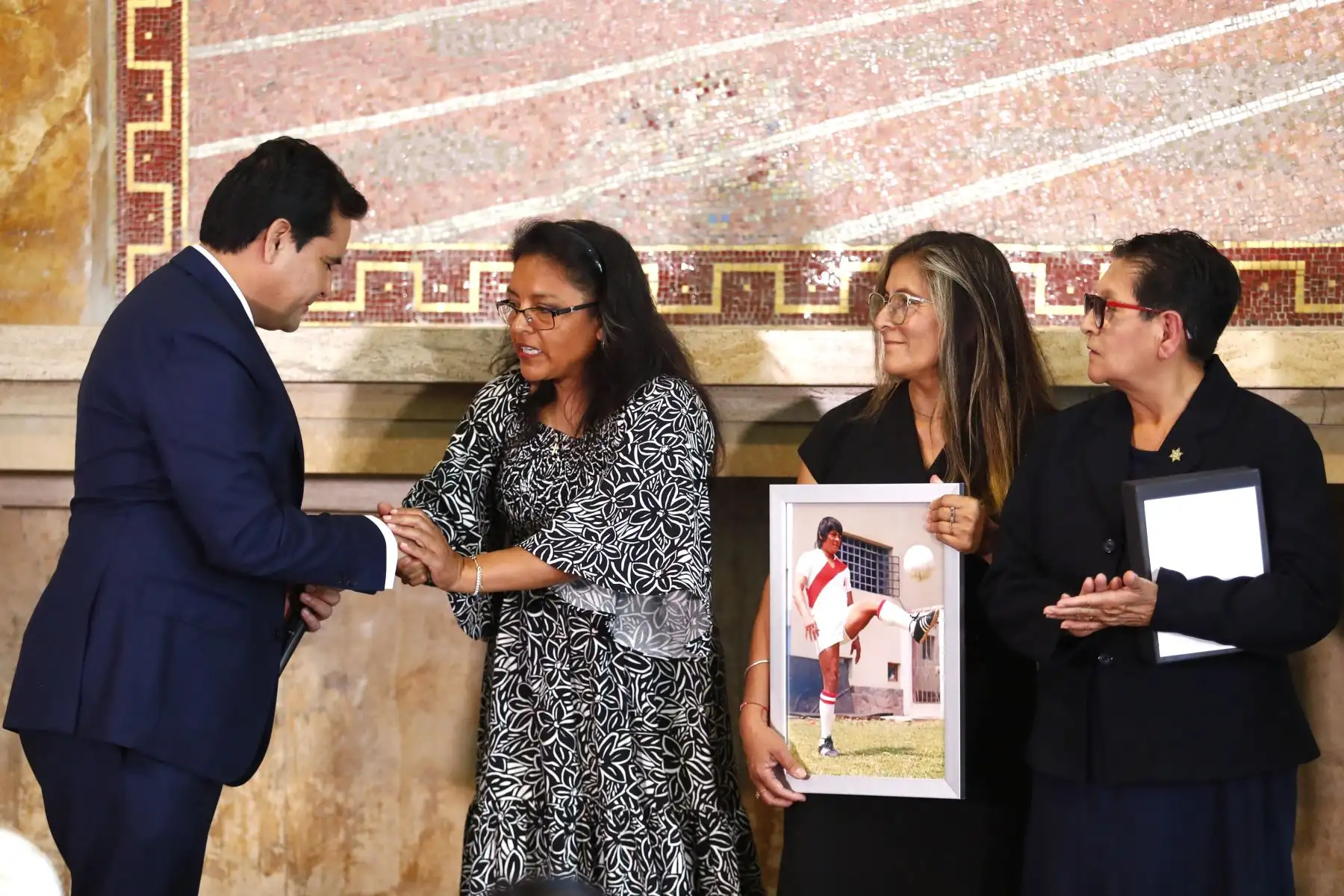 Desde el Salón de las Américas del Estadio Nacional de Lima, se le rindió un sentido homenaje al destacado futbolista Hugo "Cholo" Sotil, conmemorando el primer mes de su fallecimiento, y en donde estuvieron presentes su familia, ex futbolistas, amigos y representantes del Instituto Peruano del Deporte (IPD). Foto: ANDINA/Daniel Bracamonte