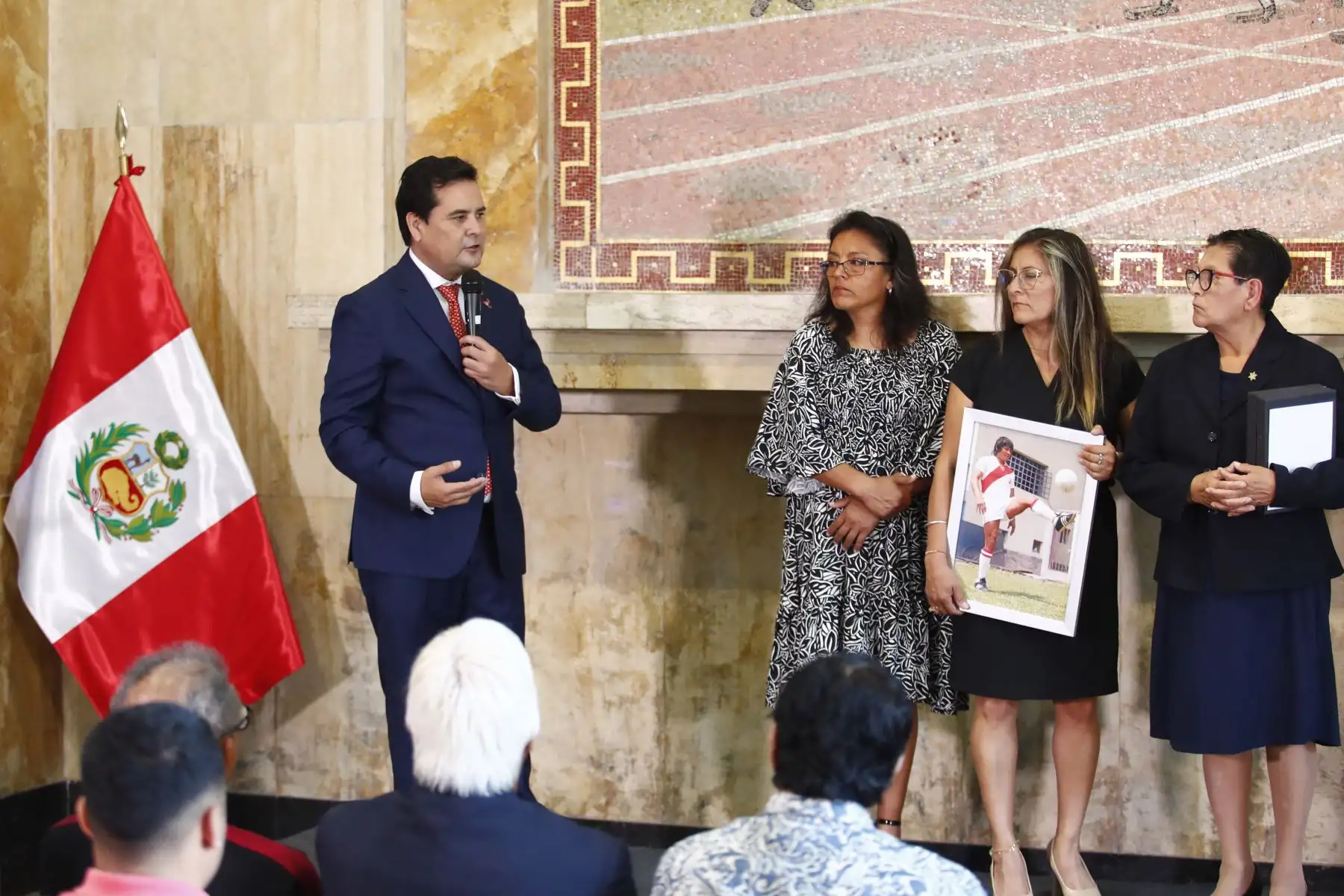 Desde el Salón de las Américas del Estadio Nacional de Lima, se le rindió un sentido homenaje al destacado futbolista Hugo "Cholo" Sotil, conmemorando el primer mes de su fallecimiento, y en donde estuvieron presentes su familia, ex futbolistas, amigos y representantes del Instituto Peruano del Deporte (IPD). Foto: ANDINA/Daniel Bracamonte