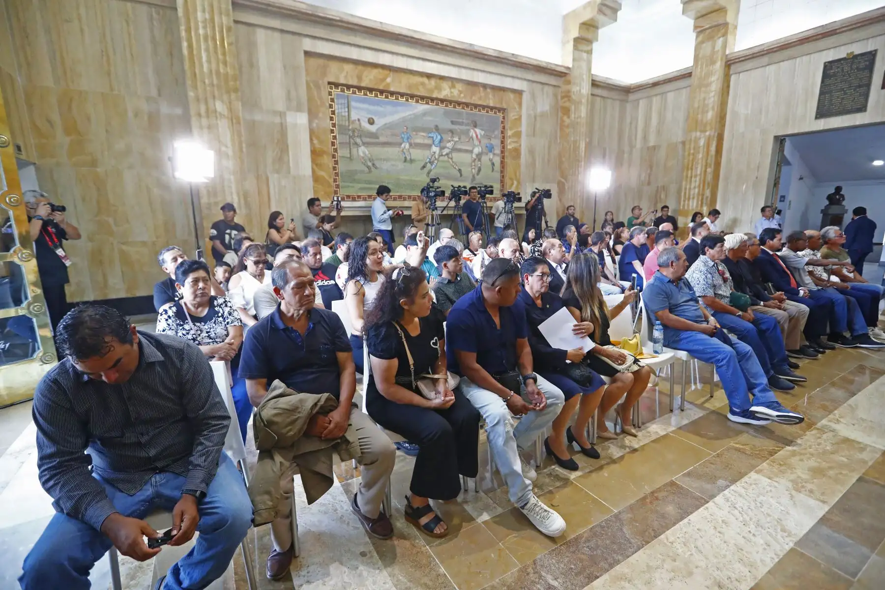 Desde el Salón de las Américas del Estadio Nacional de Lima, se le rindió un sentido homenaje al destacado futbolista Hugo "Cholo" Sotil, conmemorando el primer mes de su fallecimiento, y en donde estuvieron presentes su familia, ex futbolistas, amigos y representantes del Instituto Peruano del Deporte (IPD). Foto: ANDINA/Daniel Bracamonte
