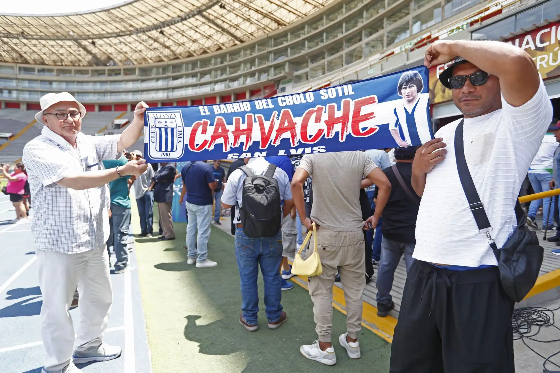 Desde el Salón de las Américas del Estadio Nacional de Lima, se le rindió un sentido homenaje al destacado futbolista Hugo "Cholo" Sotil, conmemorando el primer mes de su fallecimiento, y en donde estuvieron presentes su familia, ex futbolistas, amigos y representantes del Instituto Peruano del Deporte (IPD). Foto: ANDINA/Daniel Bracamonte