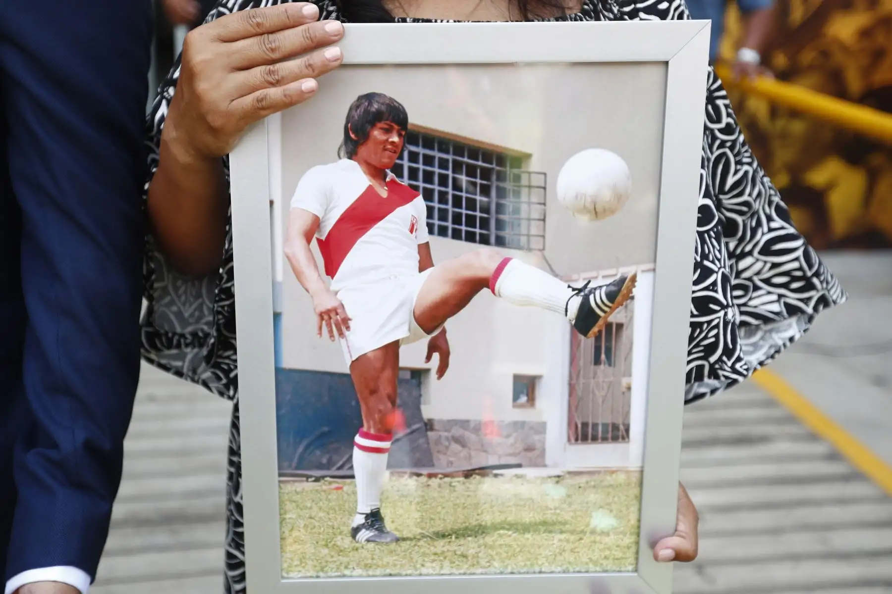 Desde el Salón de las Américas del Estadio Nacional de Lima, se le rindió un sentido homenaje al destacado futbolista Hugo "Cholo" Sotil, conmemorando el primer mes de su fallecimiento, y en donde estuvieron presentes su familia, ex futbolistas, amigos y representantes del Instituto Peruano del Deporte (IPD). Foto: ANDINA/Daniel Bracamonte