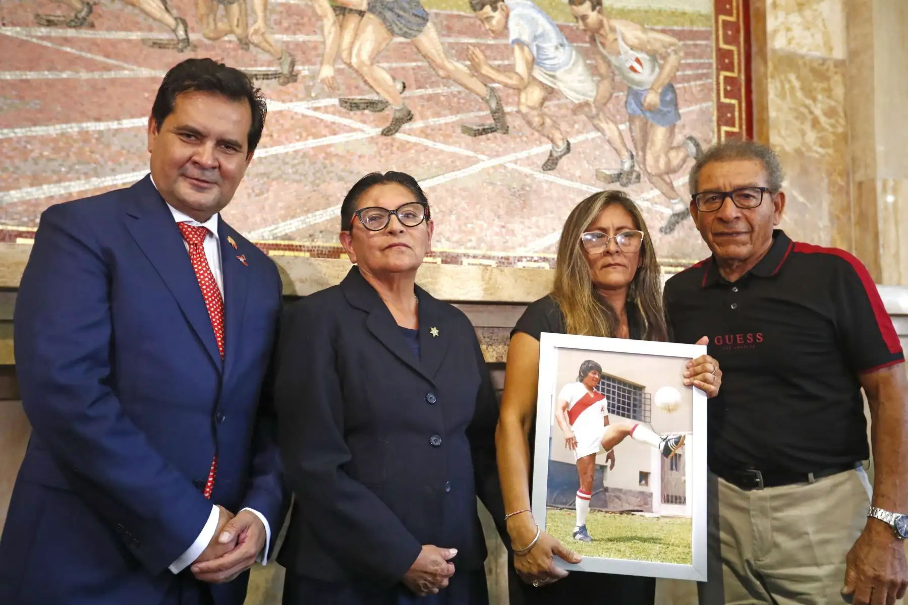 Desde el Salón de las Américas del Estadio Nacional de Lima, se le rindió un sentido homenaje al destacado futbolista Hugo "Cholo" Sotil, conmemorando el primer mes de su fallecimiento, y en donde estuvieron presentes su familia, ex futbolistas, amigos y representantes del Instituto Peruano del Deporte (IPD). Foto: ANDINA/Daniel Bracamonte