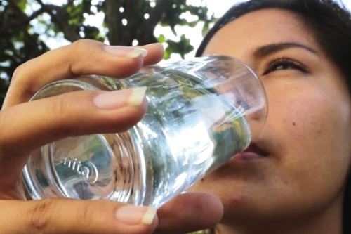 Minsa recomienda tomar agua pura, refrescos, infusiones o jugos naturales sin azúcar para evitar deshidratarse y sufrir golpes de calor. Foto: ANDINA/Difusión.