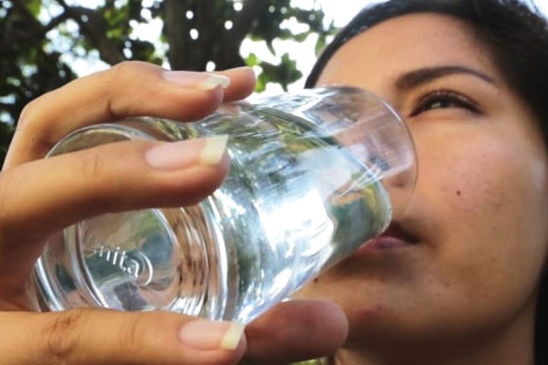 Minsa recomienda tomar agua pura, refrescos, infusiones o jugos naturales sin azúcar para evitar deshidratarse y sufrir golpes de calor. Foto: ANDINA/Difusión.