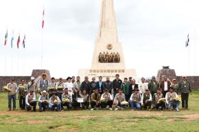 Ministro del Ambiente, Juan Carlos Castro, y el jefe del Sernanp, José Carlos Nieto, oficializaron la entrega de una camioneta a la Municipalidad Distrital de Quinua, para reforzar las labores de vigilancia y conservación del santuario.