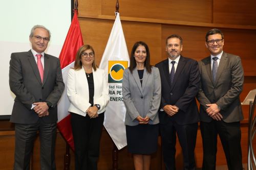 Nueva Directiva de la SNMPE para el periodo 2025-2026. Al centro, la electa presidente, Julia Torreblanca Marmanillo. Foto: Cortesía.