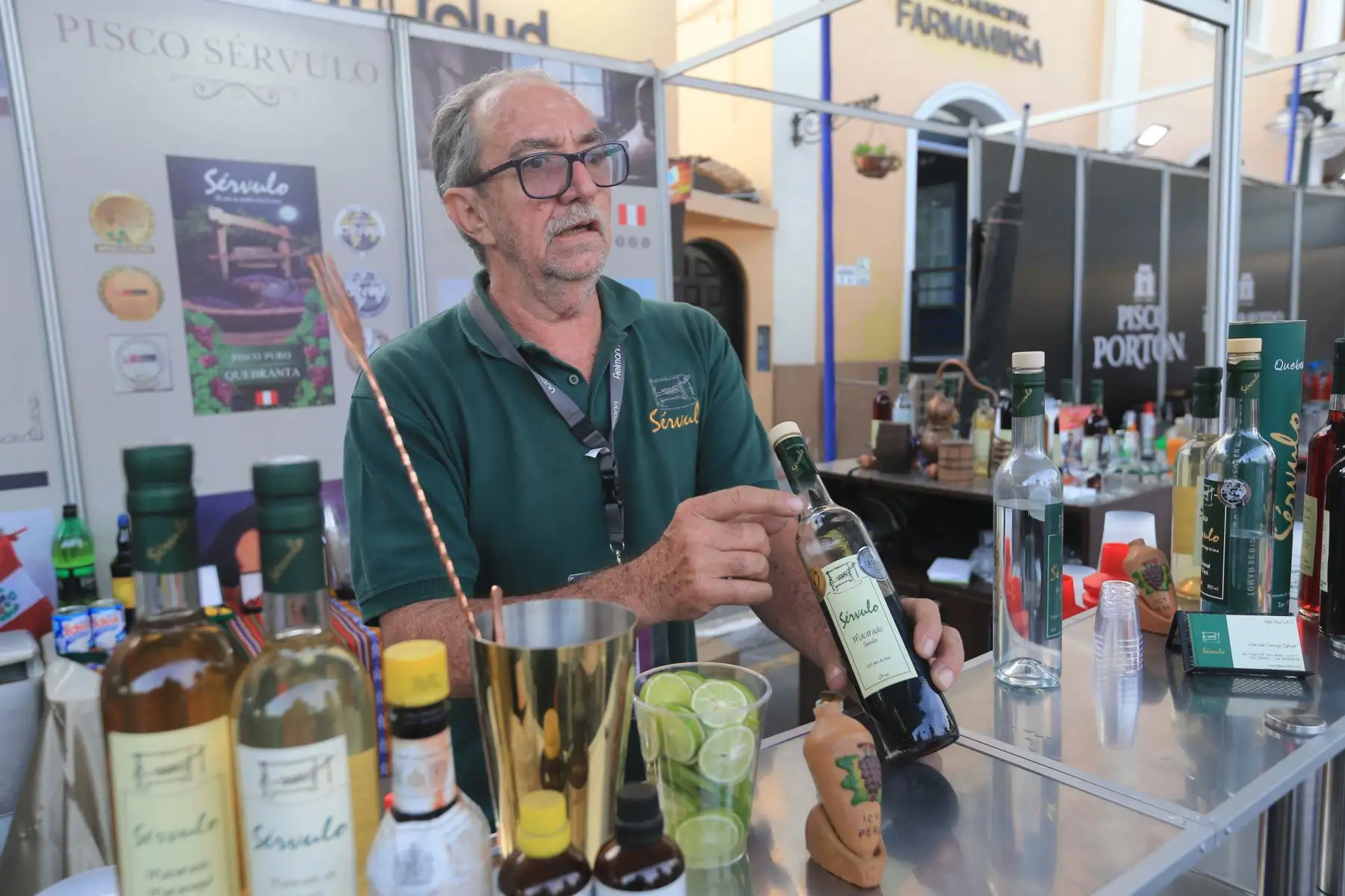 Productores, bartenders y amantes del buen pisco, se reúnen en el XIX Festival del Pisco Sour 2025 en la Plaza de Armas de Santiago de Surco. FOTO:ANDINA/Hector Vinces