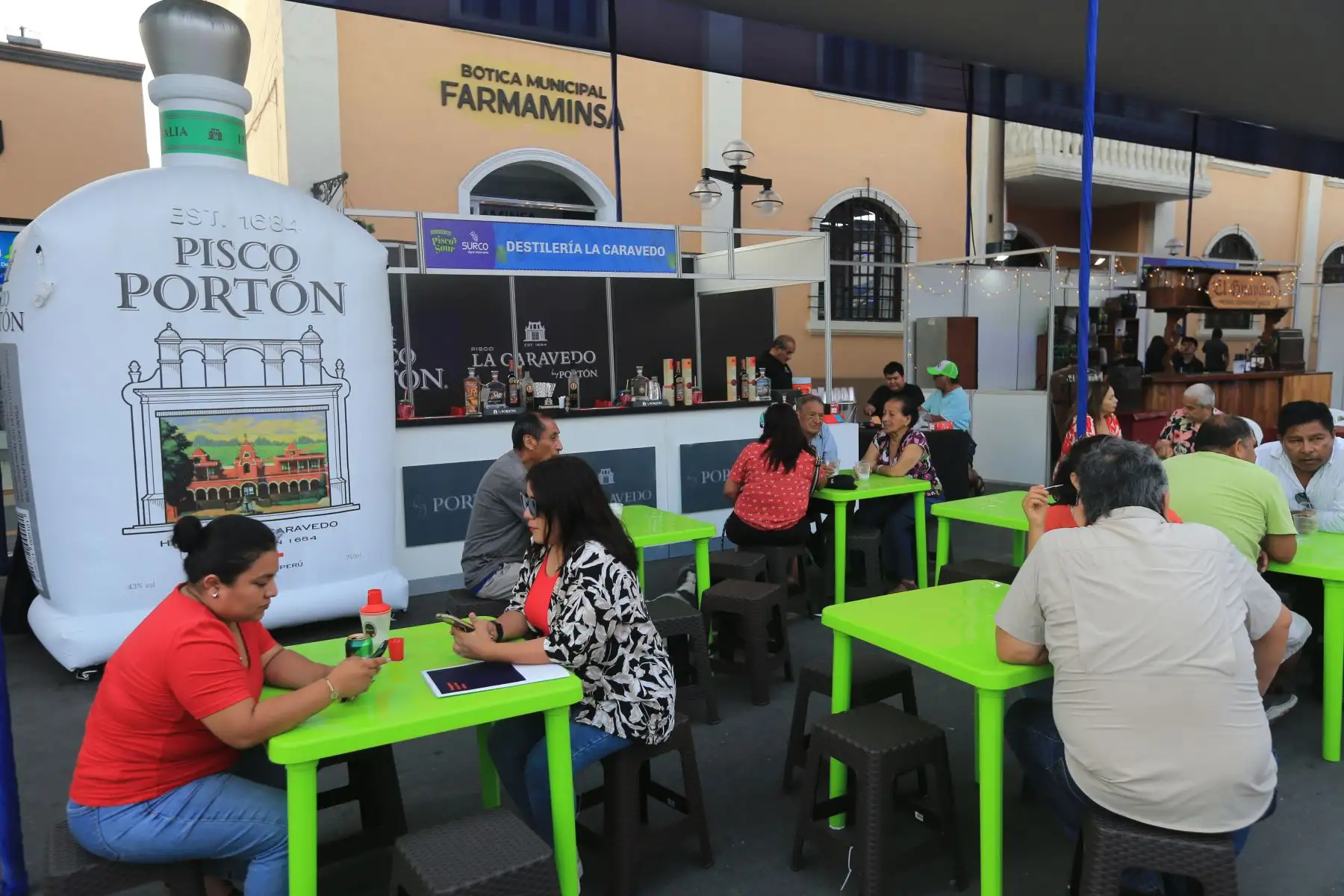 Productores, bartenders y amantes del buen pisco, se reúnen en el XIX Festival del Pisco Sour 2025 en la Plaza de Armas de Santiago de Surco. FOTO:ANDINA/Hector Vinces