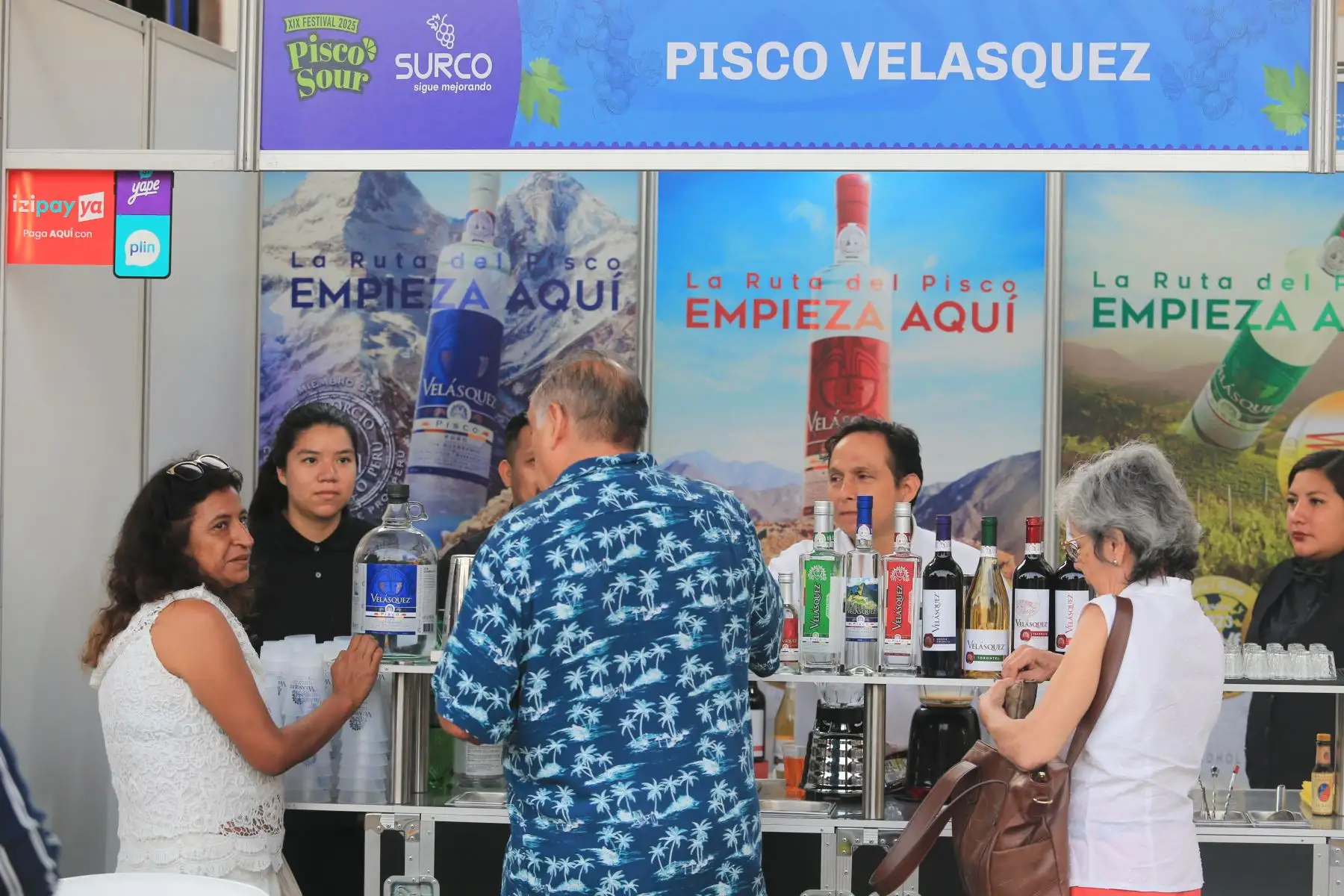 Productores, bartenders y amantes del buen pisco, se reúnen en el XIX Festival del Pisco Sour 2025 en la Plaza de Armas de Santiago de Surco. FOTO:ANDINA/Hector Vinces