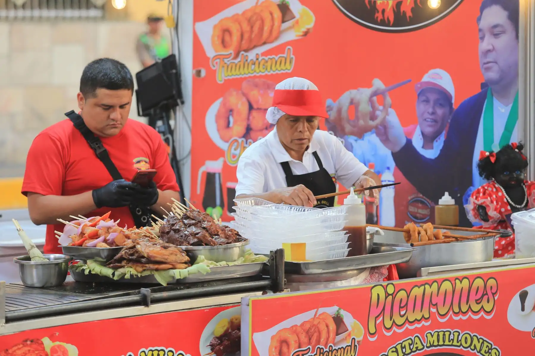 Productores, bartenders y amantes del buen pisco, se reúnen en el XIX Festival del Pisco Sour 2025 en la Plaza de Armas de Santiago de Surco. FOTO:ANDINA/Hector Vinces