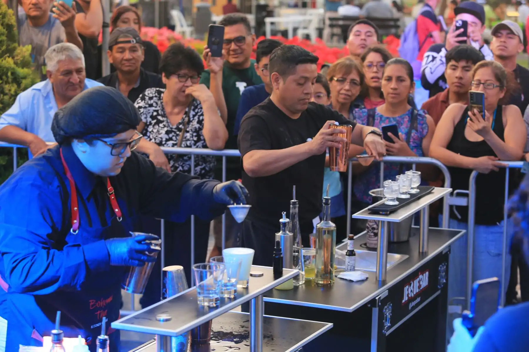 Productores, bartenders y amantes del buen pisco, se reúnen en el XIX Festival del Pisco Sour 2025 en la Plaza de Armas de Santiago de Surco. FOTO:ANDINA/Hector Vinces