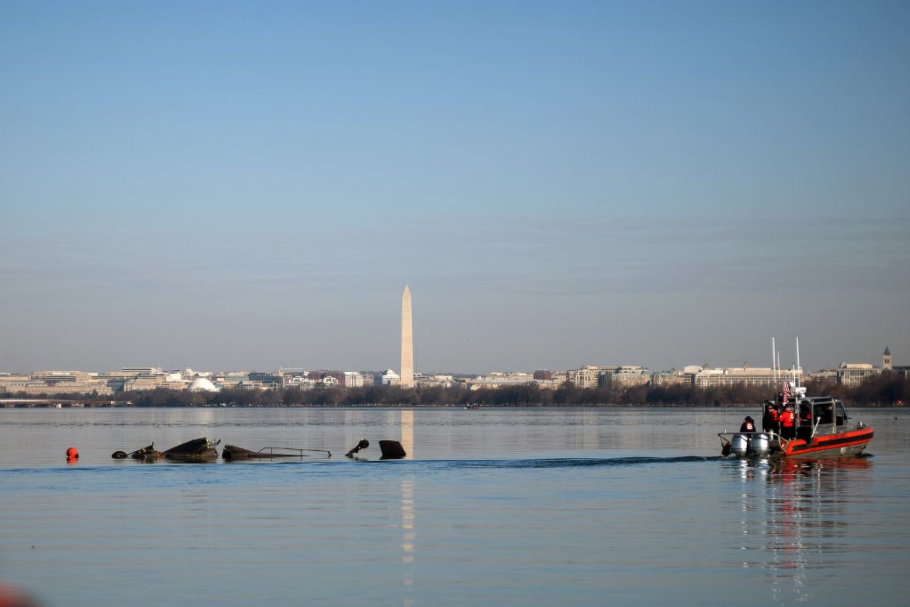 La Guardia Costera investiga los restos de un avión en el río Potomac en Washington, DC. Un vuelo de American Airlines procedente de Wichita, Kansas, chocó en el aire con un helicóptero militar Black Hawk mientras se aproximaba al Aeropuerto Nacional Ronald Reagan de Washington. Foto: AFP