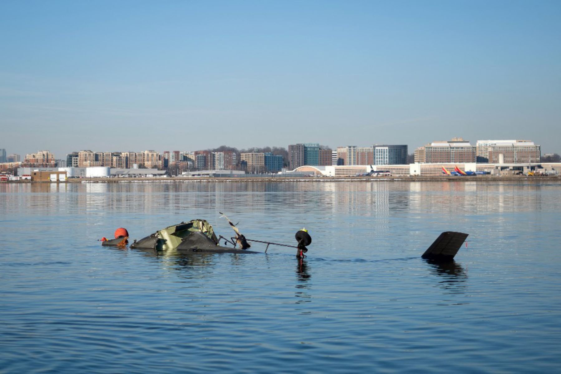 La Guardia Costera investiga los restos de un avión en el río Potomac en Washington, DC. Un vuelo de American Airlines procedente de Wichita, Kansas, chocó en el aire con un helicóptero militar Black Hawk mientras se aproximaba al Aeropuerto Nacional Ronald Reagan de Washington. Foto: AFP