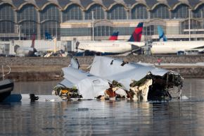 Las dos cajas negras del avión de pasajeros que se estrelló en Washington tras chocar con un helicóptero del ejército han sido encontradas. Foto: AFP