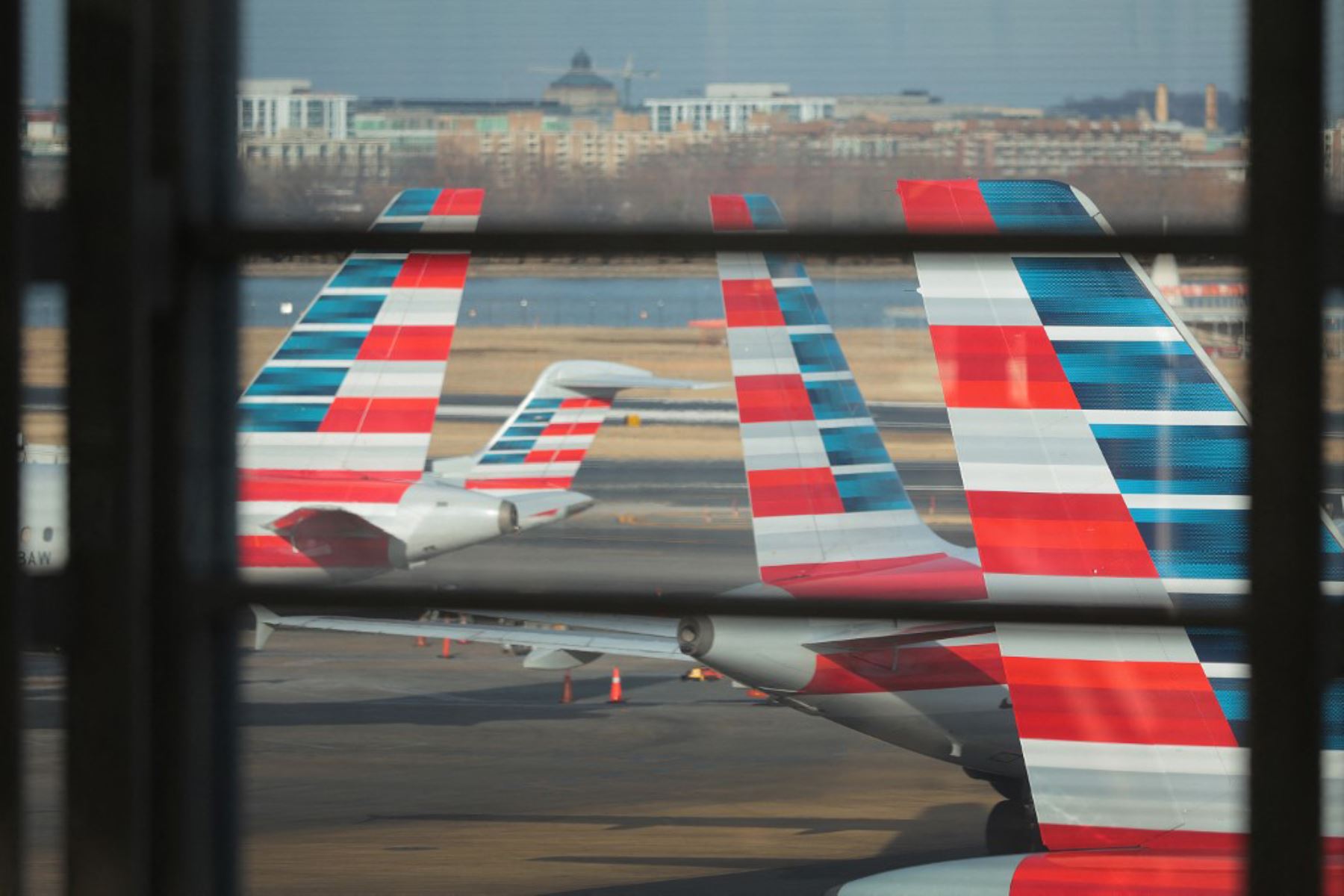 Un avión de American Airlines se encuentra en la pista del Aeropuerto Nacional Ronald Reagan de Washington en Arlington, Virginia. Foto: AFP