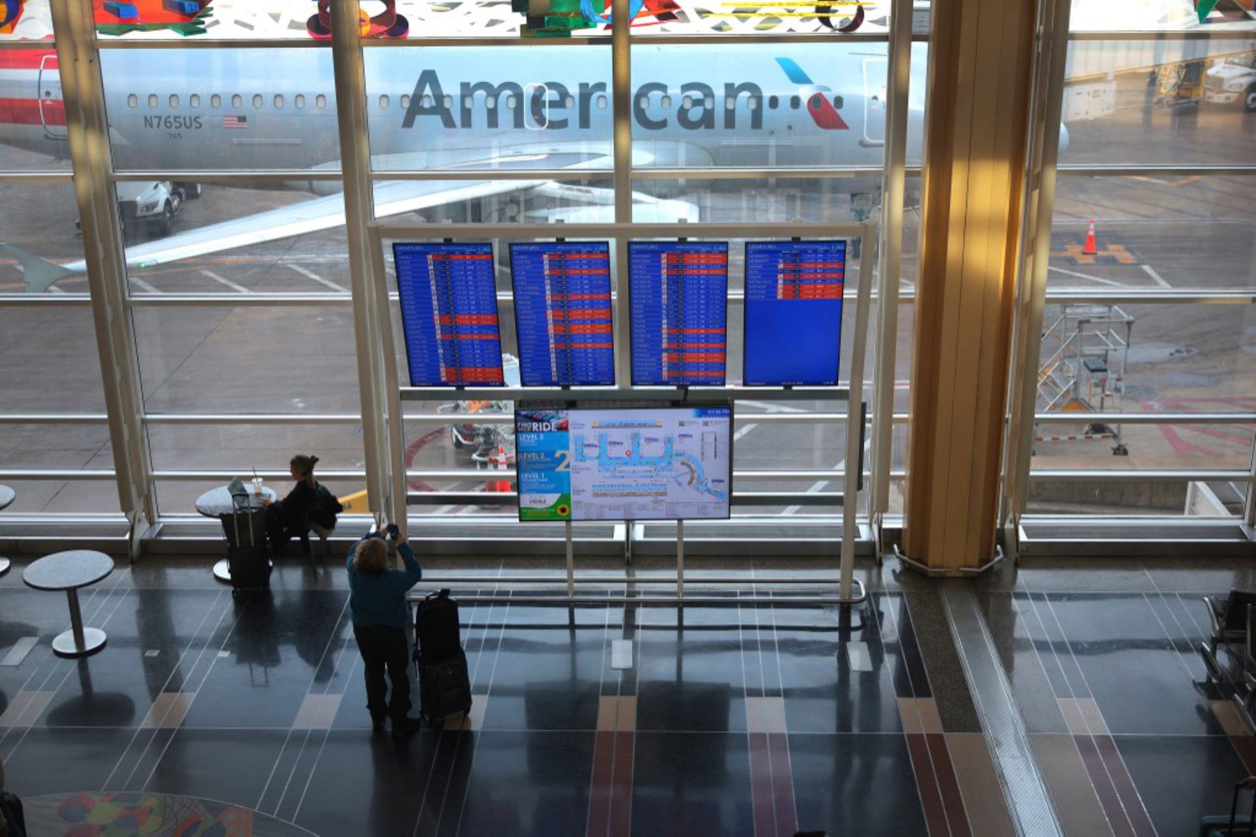 Un avión de American Airlines se encuentra en la pista del Aeropuerto Nacional Ronald Reagan de Washington en Arlington, Virginia. Foto: AFP