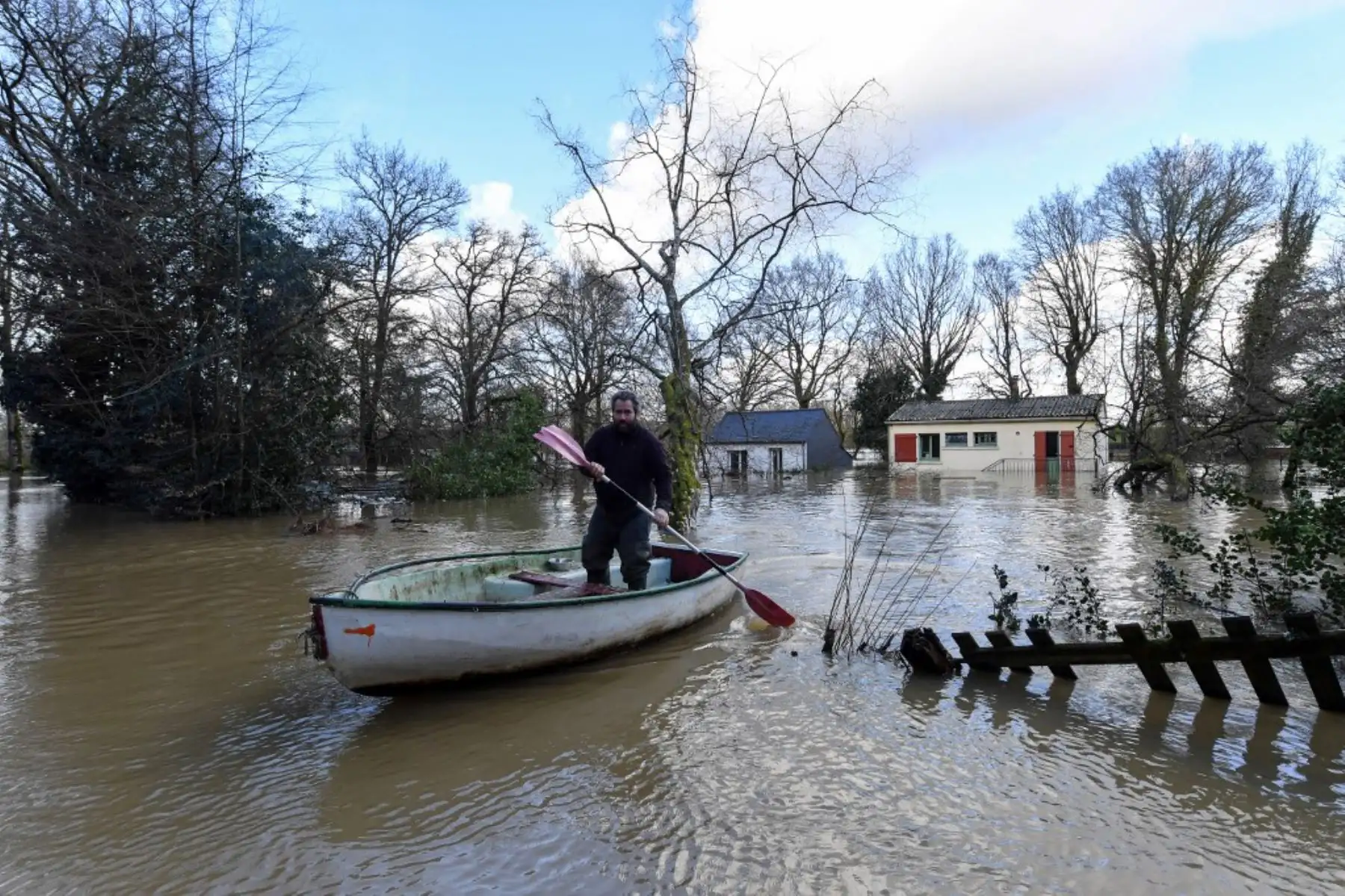 Un residente rema en un embarcación en una zona inundada en Guipry-Messac, oeste de Francia. Foto: AFP