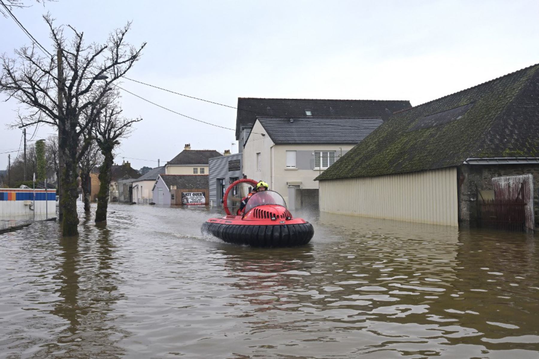 Los bomberos conducen un aerodeslizador por una calle inundada en Redon, oeste de Francia. Foto: AFP