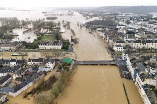 Inundaciones en el oeste de Francia: pueblos aislados y casas sumergidas