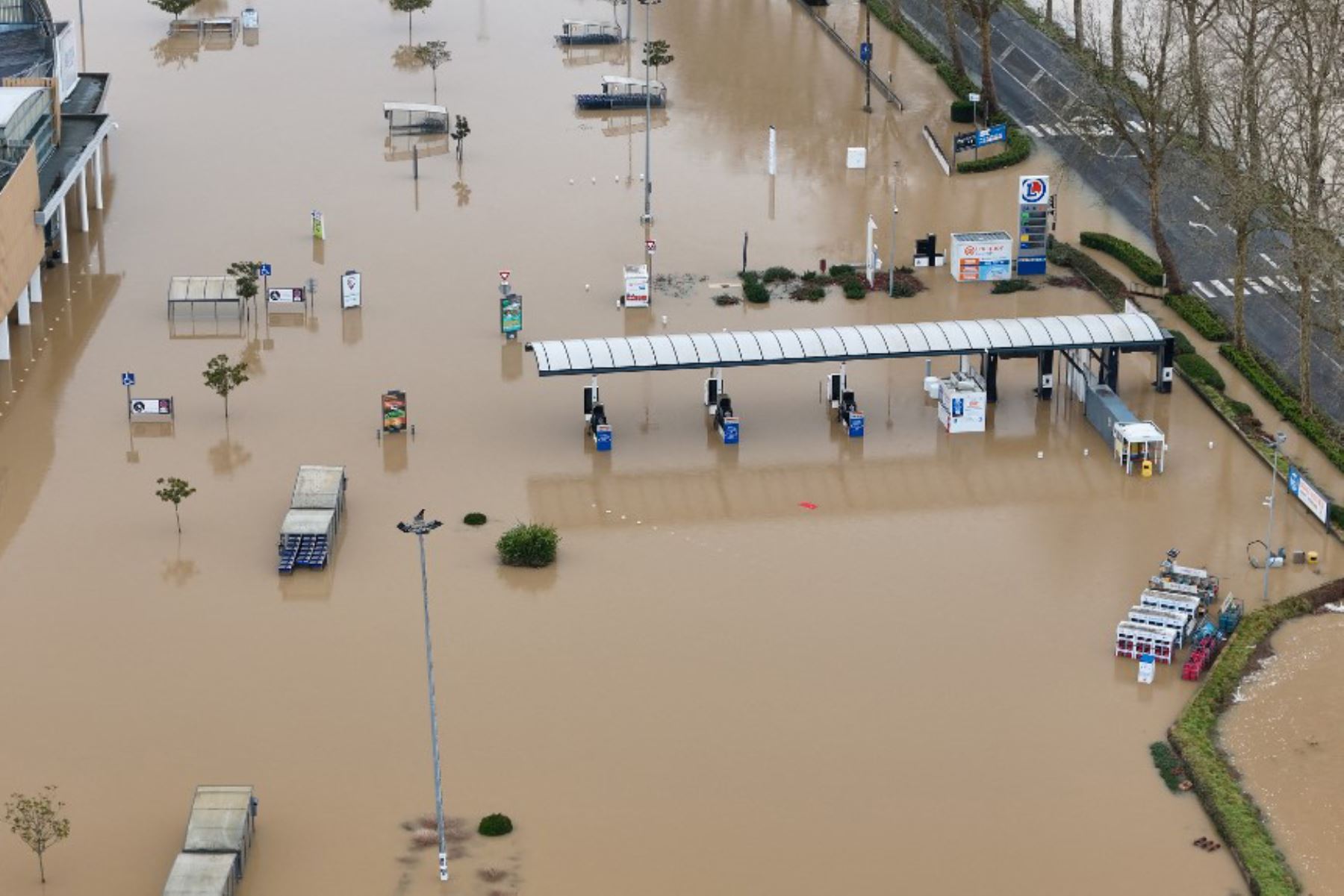 Zona residencial sumergida en aguas inundadas, cerca de la intersección del río Vilaine y el canal de Nantes a Brest, en Redon, oeste de Francia. Foto: AFP