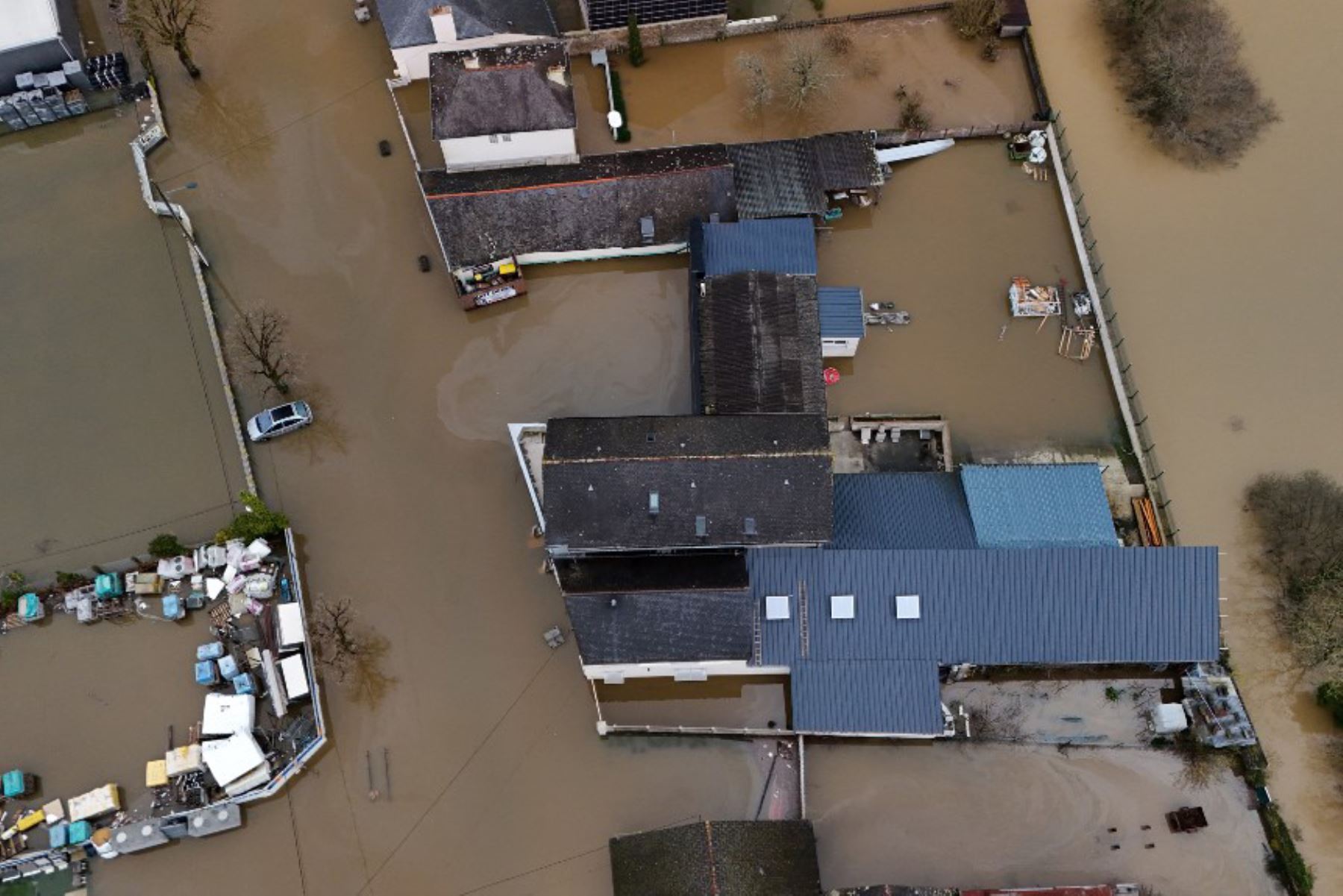 Zona residencial sumergida en aguas inundadas, cerca de la intersección del río Vilaine y el canal de Nantes a Brest, en Redon, oeste de Francia. Foto: AFP