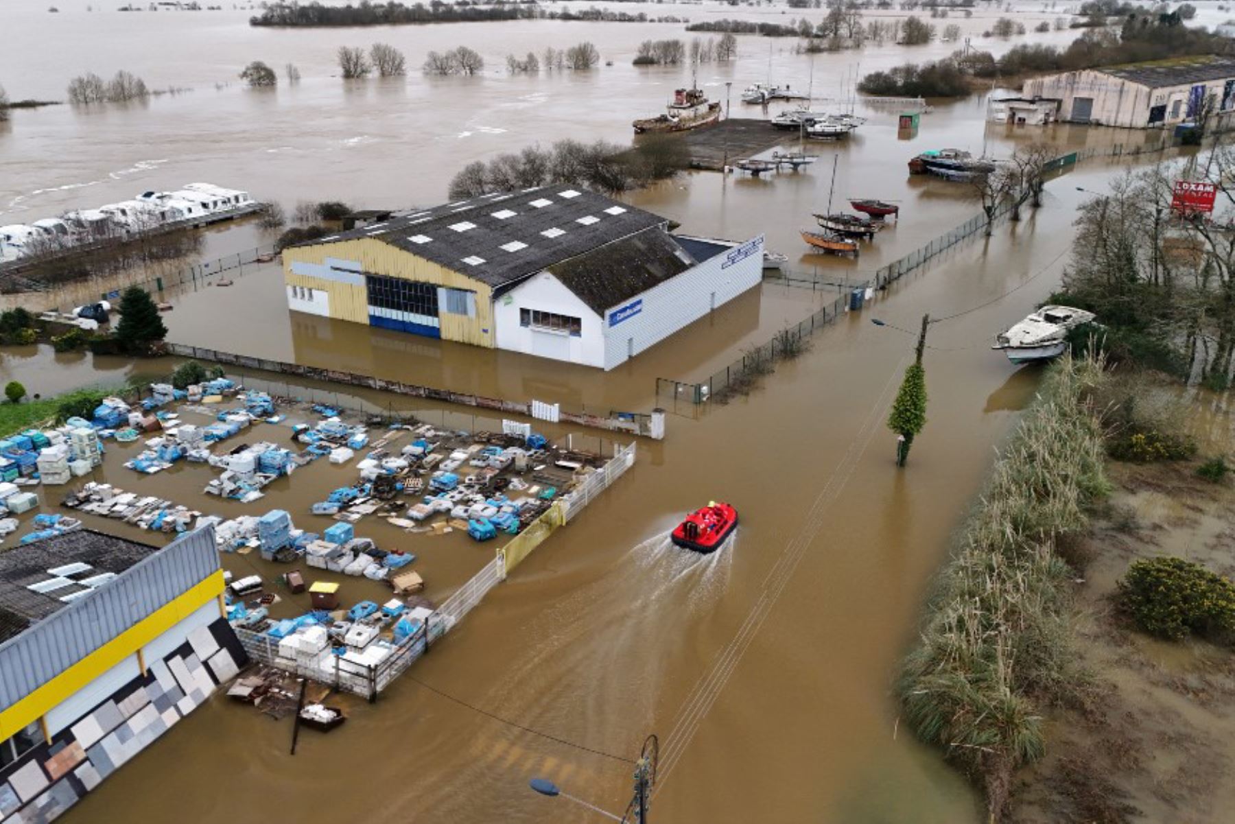 Zona residencial sumergida en aguas inundadas, cerca de la intersección del río Vilaine y el canal de Nantes a Brest, en Redon, oeste de Francia. Foto: AFP