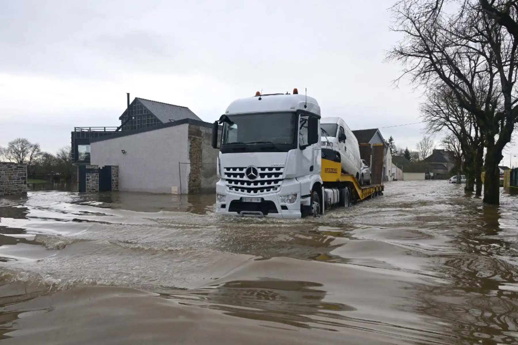 Un camión en aguas inundadas, cerca de la intersección del río Vilaine y el canal de Nantes a Brest, en Redon, oeste de Francia. Foto: AFP