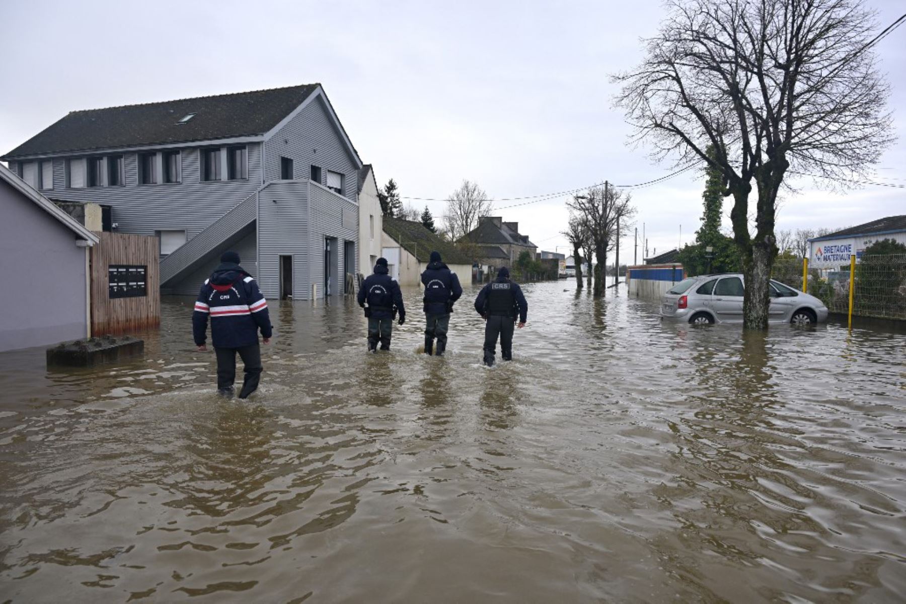 Rescatistas en aguas inundadas, cerca de la intersección del río Vilaine y el canal de Nantes a Brest, en Redon, oeste de Francia. Foto: AFP