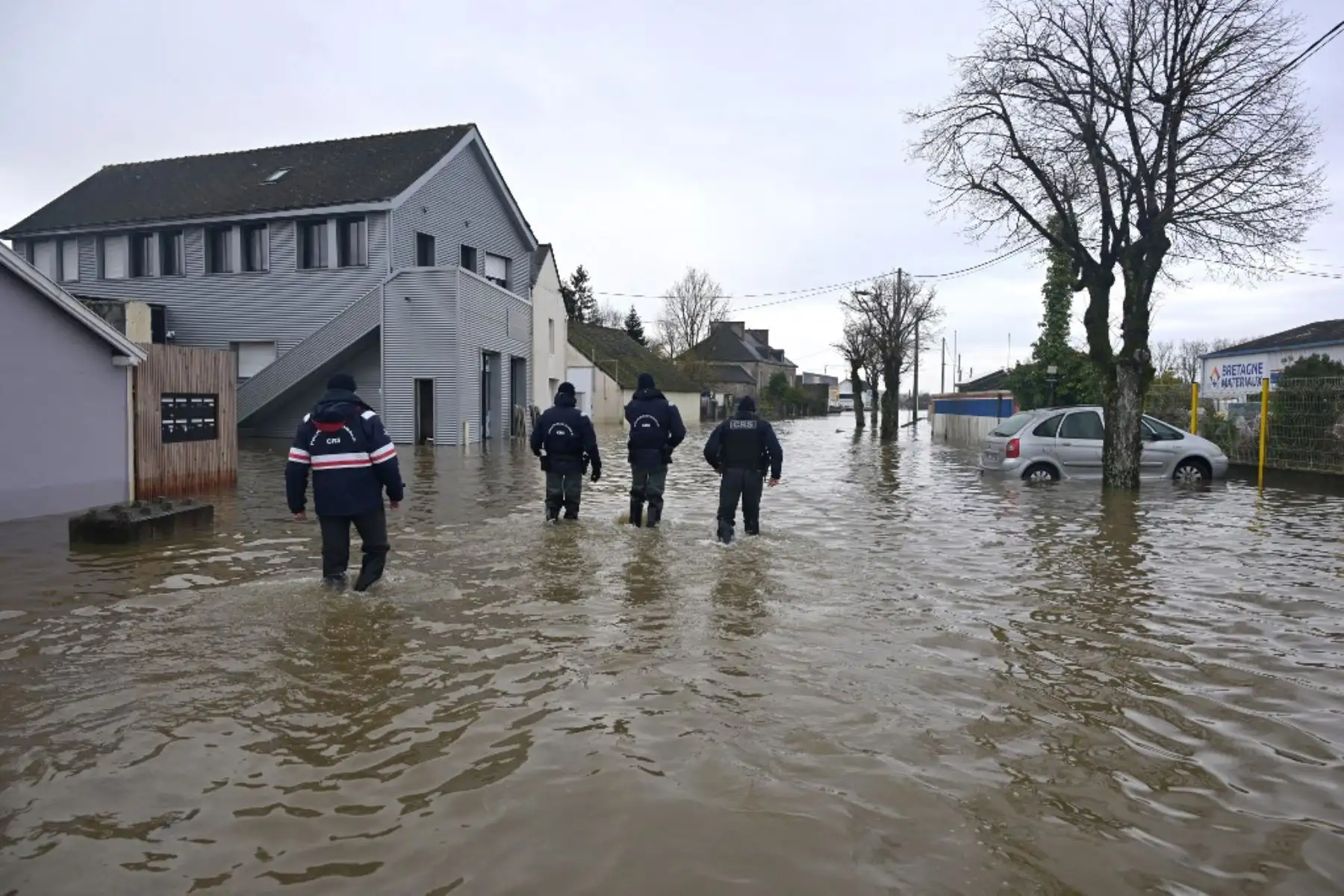 Rescatistas en aguas inundadas, cerca de la intersección del río Vilaine y el canal de Nantes a Brest, en Redon, oeste de Francia. Foto: AFP