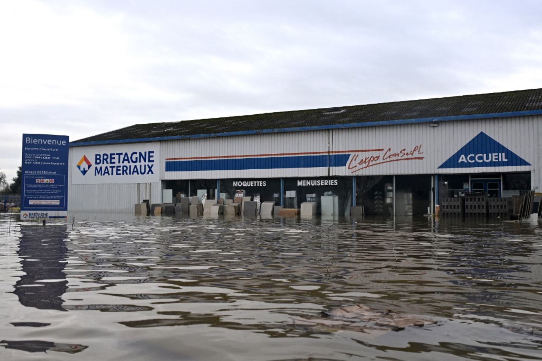 Tiendas comerciales en aguas inundadas, cerca de la intersección del río Vilaine y el canal de Nantes a Brest, en Redon, oeste de Francia. Foto: AFP